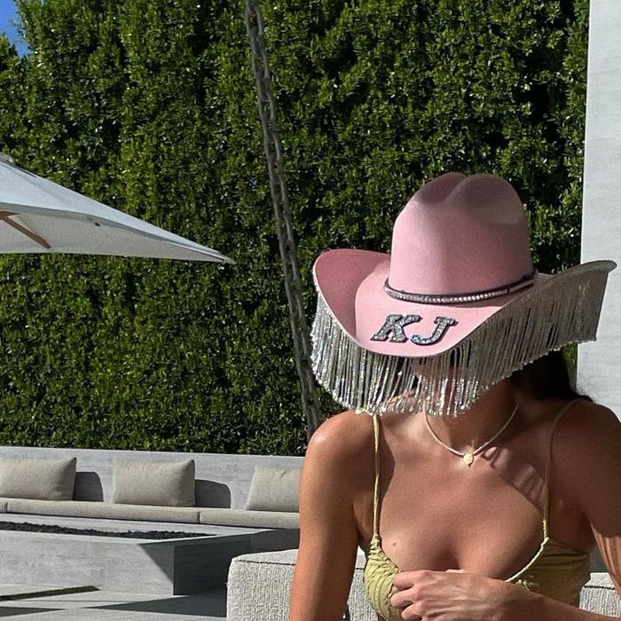 Kendall Jenner dita tendências na moda praia com seus biquínis bem cavados, ideais para o verão