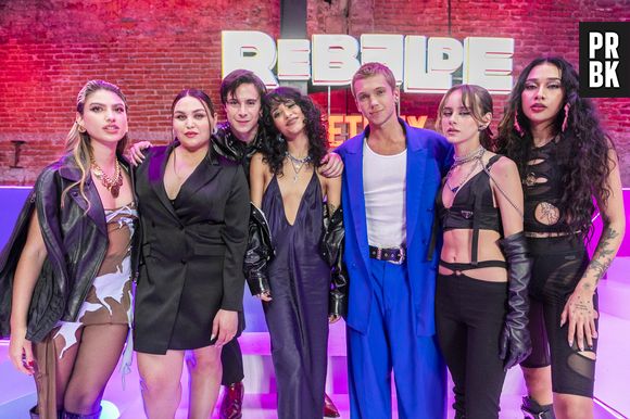 "Rebelde": Estefanía Villarreal, a Celina Ferrer, posa com elenco principal da série em evento especial que confirmou a 2ª temporada