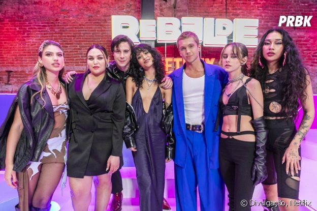 "Rebelde": Estefanía Villarreal, a Celina Ferrer, posa com elenco principal da série em evento especial que confirmou a 2ª temporada