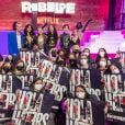 Fãs de "Rebelde", da Netflix, posam com o elenco principal da primeira temporada em evento online