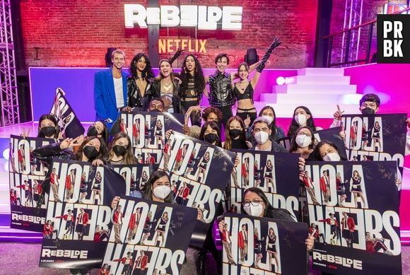 Fãs de "Rebelde", da Netflix, posam com o elenco principal da primeira temporada em evento online