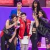 "Rebelde": elenco posa para selfie em evento que confirmou 2ª temporada