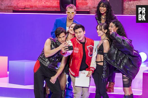 "Rebelde": elenco posa para selfie em evento que confirmou 2ª temporada