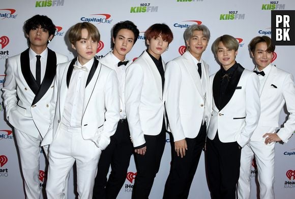 BTS: ternos branco e preto também fazem parte do guarda-roupa dos meninos