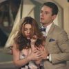 Lyman (Sebastian Pigott) tem que segurar Louise (Elena Satine) durante seu surto em "Revenge"