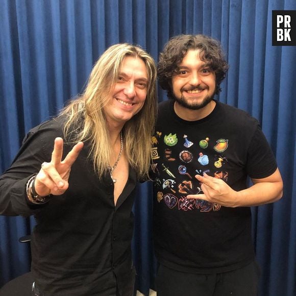 Monark entrevistava vários convidados para o "Flow Podcast"