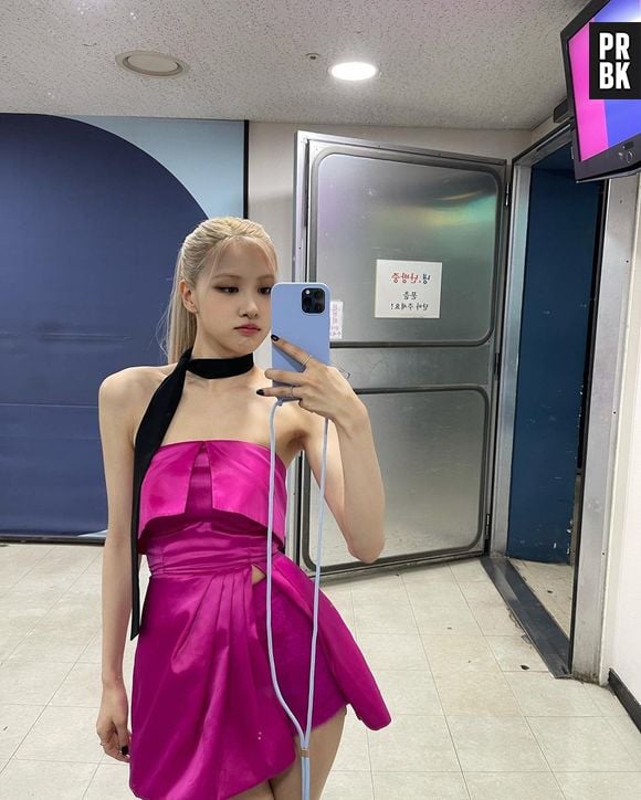 Rosé, do BLACKPINK, tem muitos vestidos