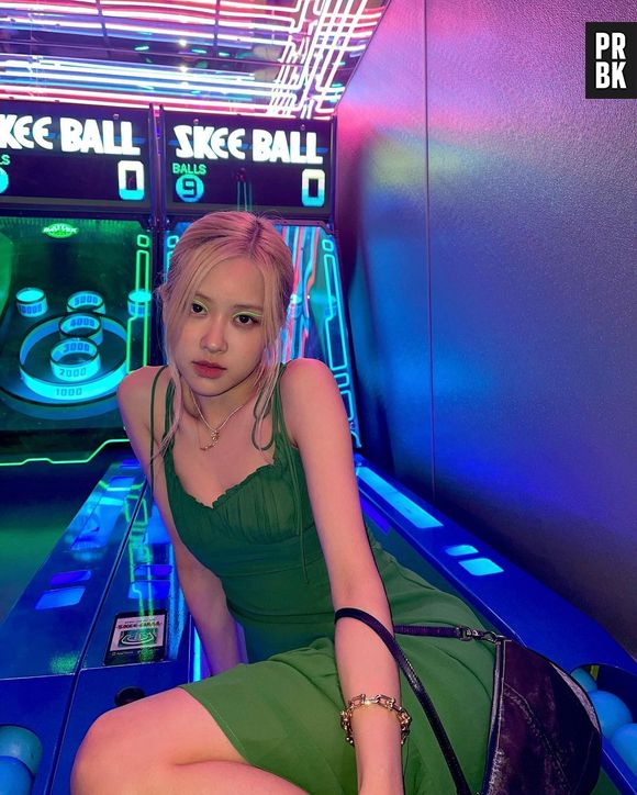 Rosé, do BLACKPINK: verde é uma alternativa para looks mais coloridos