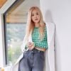 Estampa + verde + jeans = estilo perfeito para Rosé, do BLACKPINK