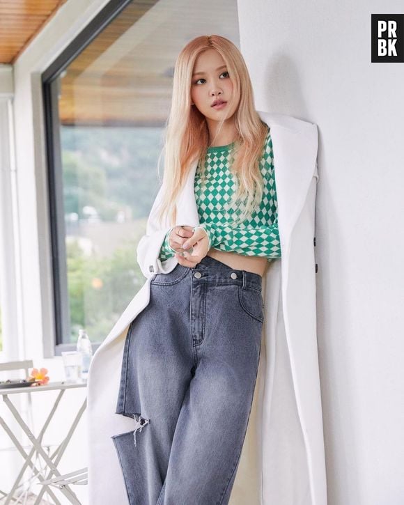 Estampa + verde + jeans = estilo perfeito para Rosé, do BLACKPINK