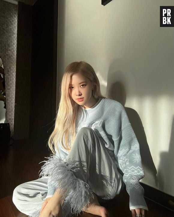 Rosé, do BLACKPINK, usa plumas para destacar o look