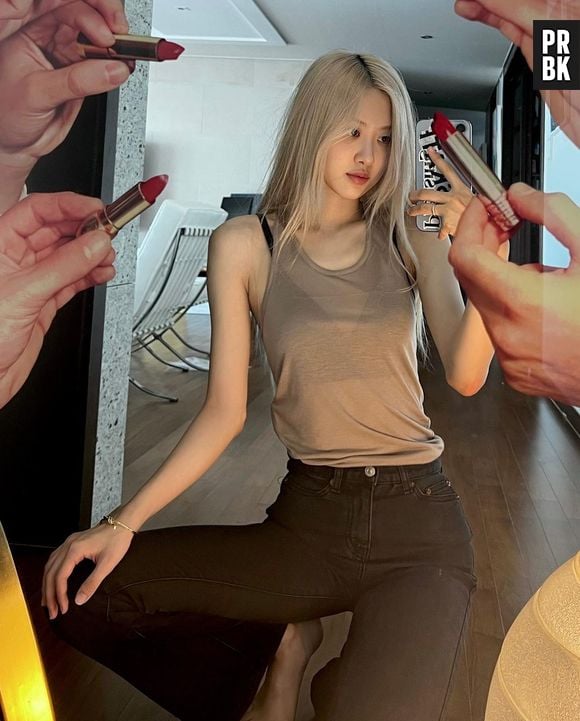 Rosé, do BLACKPINK: regata bege e calça é um look do dia a dia