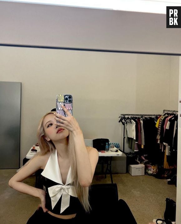 Rosé, do BLACKPINK, reinventa detalhes do look