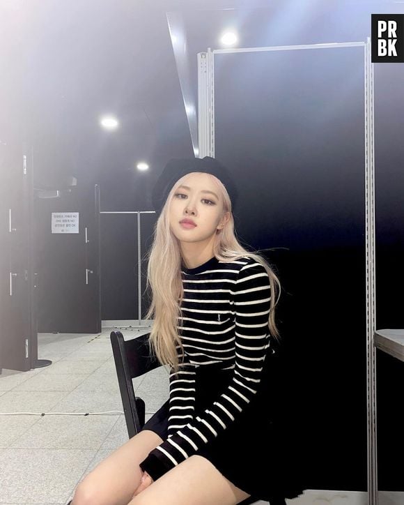 Rosé, do BLACKPINK: boina e look preto e branco são super elegantes