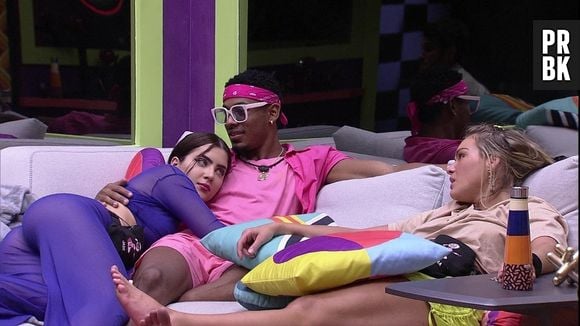 Casa de Vidro no "BBB22": "Não vai rolar beijo?", pergunta Larissa sobre Jade e PA