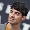 Joe Jonas já disse em entrevista que Miley Cyrus e Demi Lovato o forçaram a experimentar maconha