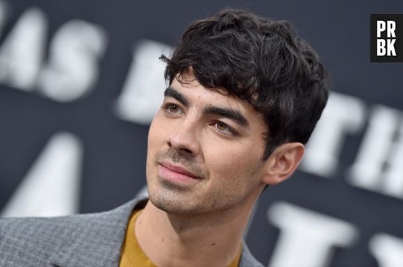 Joe Jonas já disse em entrevista que Miley Cyrus e Demi Lovato o forçaram a experimentar maconha