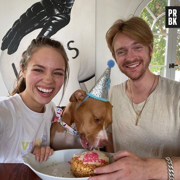 Finneas, irmão de Billie Eilish, tem cachorro com namorada