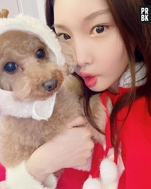 Chungha, do grupo I.O.I, com seu doguinho