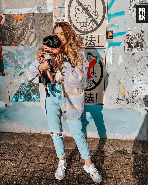 Influencer britânica, Zoe Sugg, e sua pet Nala