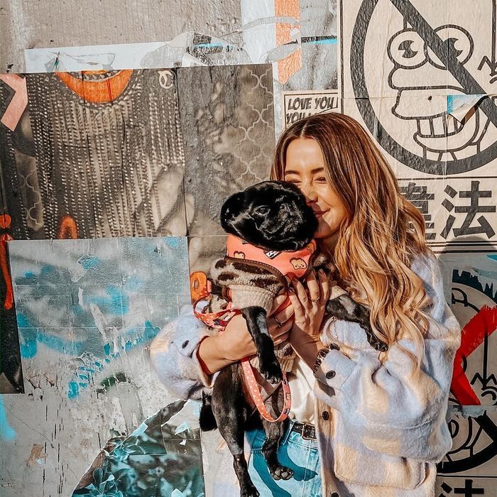 Influencer britânica, Zoe Sugg, e sua pet Nala