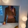 Bruna Marquezine usa conjunto de suéter e faz selfie