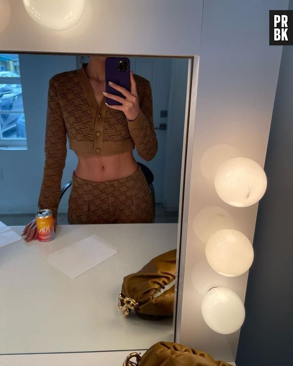 Bruna Marquezine usa conjunto de suéter e faz selfie