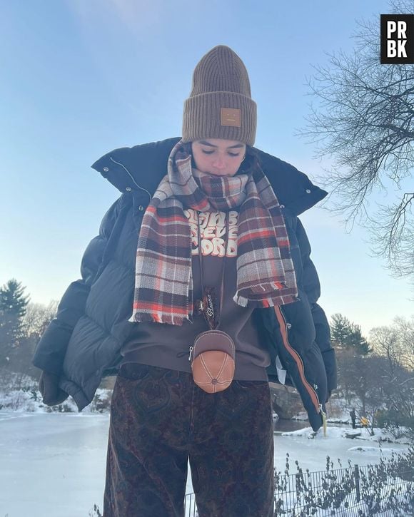 Bruna Marquezine faz mix de tendências de inverno: gorro, jaqueta bomber, cachecol xadrez e mais