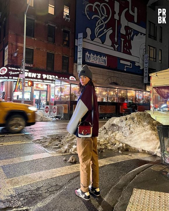 Bruna Marquezine combina look de inverno com gorro preto