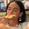 Bruna Marquezine fez um mix de brincos de cogumelo e dadinho da marca ETC, ambos à venda por R$ 70