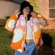 Bruna Marquezine investe em look com jaqueta bomber colorida e chapéu bucket
