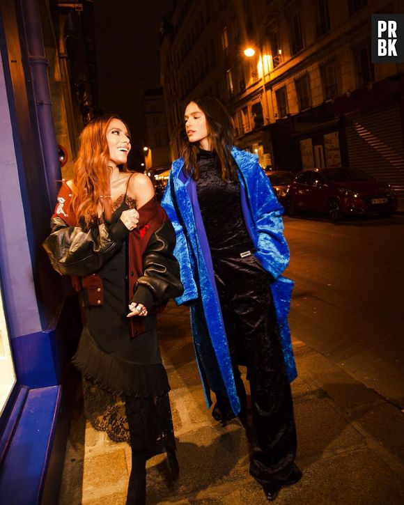 Anitta e Bruna Marquezine posaram juntas em desfile de moda em Paris