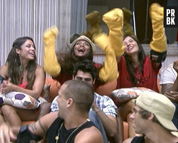 Em um Castigo do Monstro do "BBB11", Talula e Jaqueline precisaram abraçar os colegas de elenco