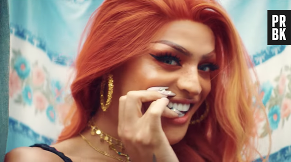 Pabllo Vittar carrega bandeira do Lula no Lollapalooza Brasil 2022 e causa polêmica