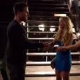 Em "Arrow", a cena em que Donna (Charlotte Ross) conhece Oliver (Stephen Amell) foi uma das mais engraçãdas da temporada