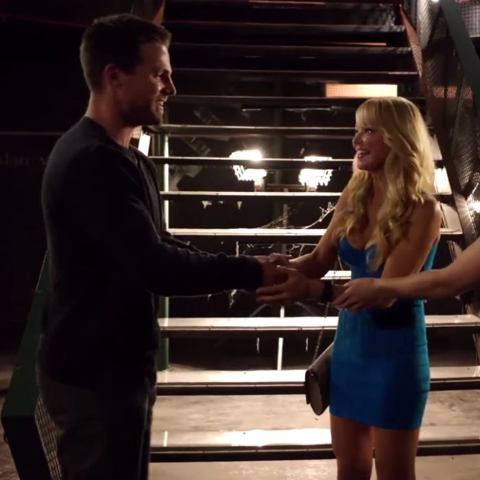 Em &quot;Arrow&quot;, a cena em que Donna (Charlotte Ross) conhece Oliver (Stephen Amell) foi uma das mais engraçãdas da temporada