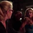Felicity (Emily Bett Rickards) e Donna (Charlotte Ross) foram sequestradas em "Arrow"