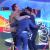 Tadeu Schmidt quebra protocolos e abraça brothers na final do "BBB22"