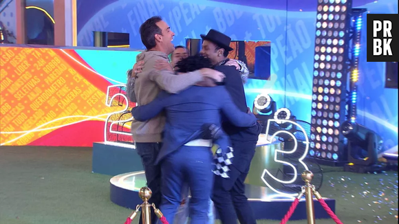 Tadeu Schmidt quebra protocolos e abraça brothers na final do "BBB22"