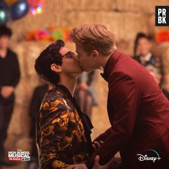 Em "High School Musical: The Musical: The Series", Carlos (Frankie Rodriguez) e Sebastian (Joe Serafini) formam um casal que fez história na Disney