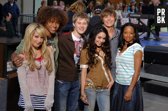 Em "High School Musical", Zac Efron atuou com Vanessa Hudgens, Ashley Tisdale e mais