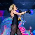 Miley Cyrus não deixou de usar luvas durante apresentação no Lollapalooza Brasil