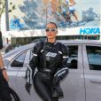 Kim Kardashian investiu em estilo motoqueira, com luvas e jaqueta