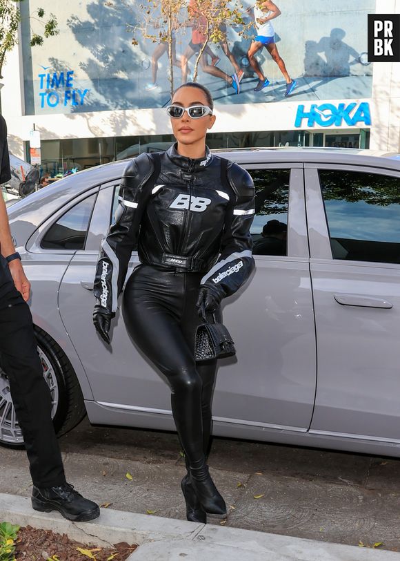 Kim Kardashian investiu em estilo motoqueira, com luvas e jaqueta