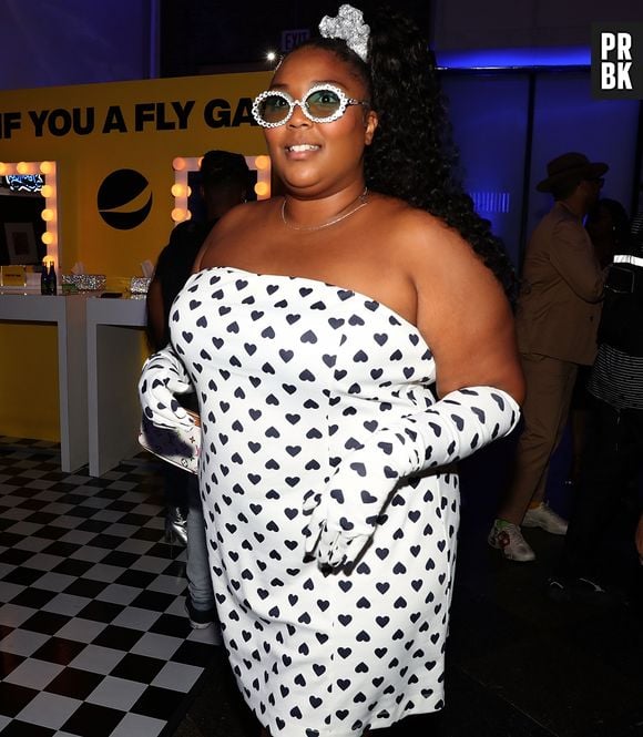 Lizzo já apostou em luvas estampadas em look vintage