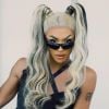 Pabllo Vittar usou luvas com os dedos livres durante o Coachella