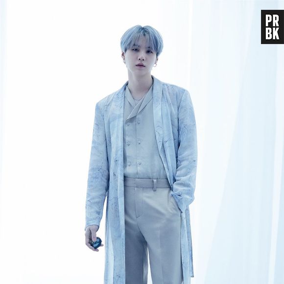 Além de roupa clara, Yoongi apostou em cabelo descolorido no conceito "Door"