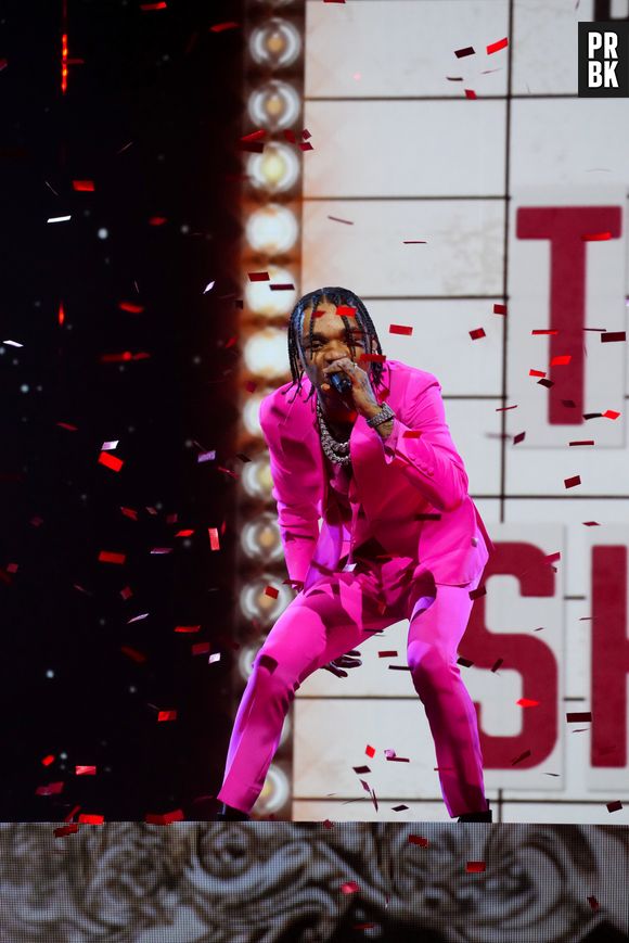 MTV Movie & TV Award 2022: Swae Lee fez performance com terno rosa. A cor bombou no evento!