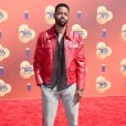 MTV Movie &amp; TV Award 2022: jaqueta vermelha quebrou o look de tons básicos