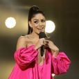 No palco do MTV Awards, Vaness Hudgens apostou em look rosa, do mesmo tom de Lana Condor